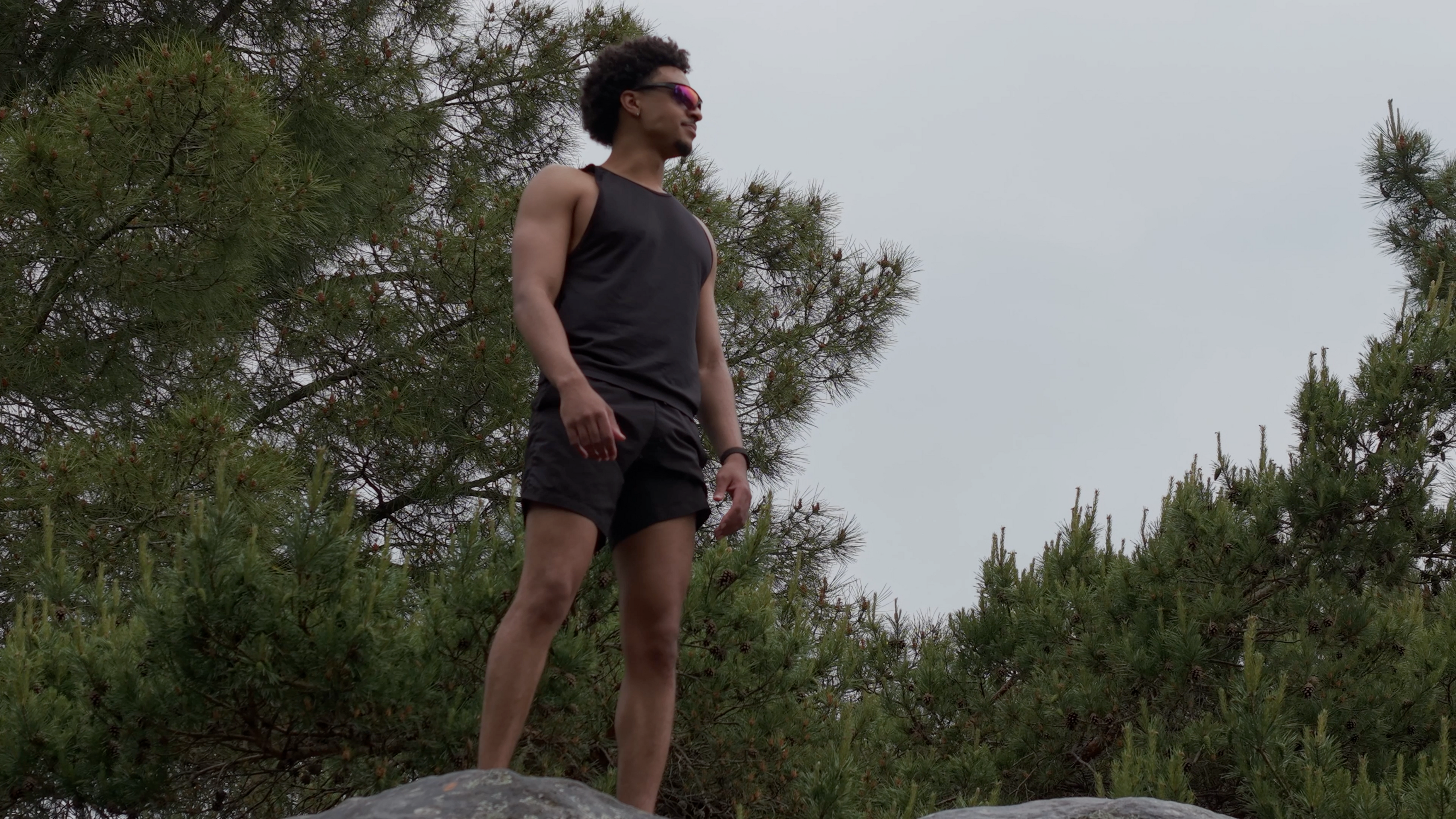 Un homme qui regarde a l'horizon