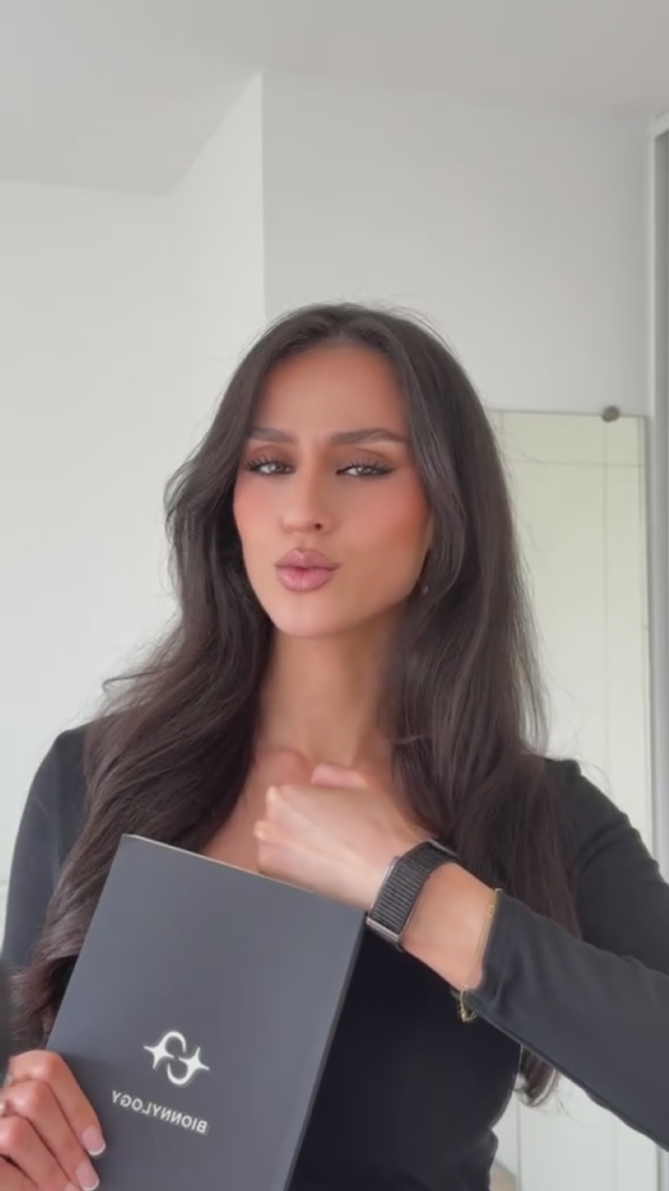 Load video: Woman presenting the bionnylogy planner and the bionny biometric bracelet