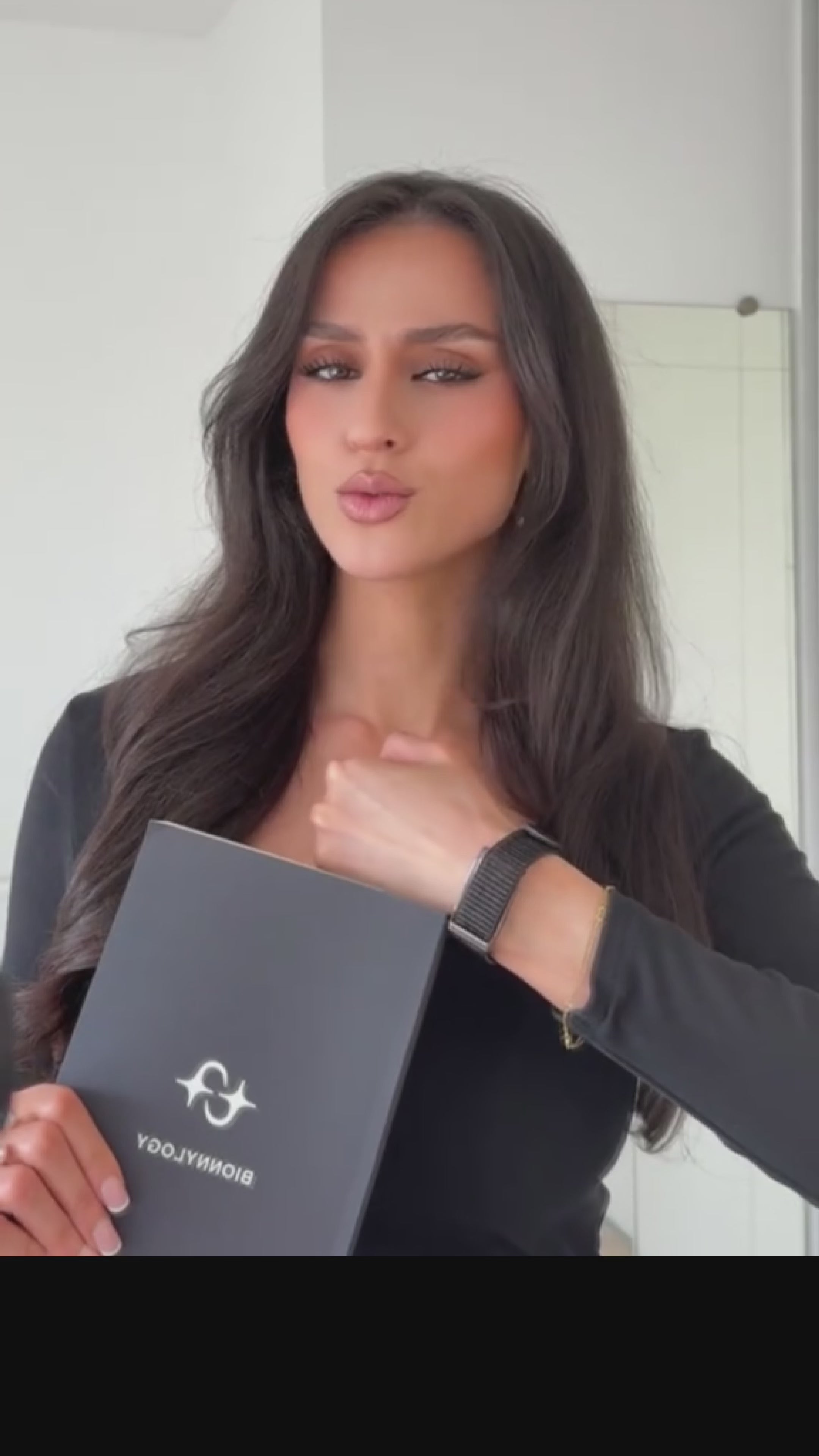 Load video: Woman presenting the bionnylogy planner and the bionny biometric bracelet